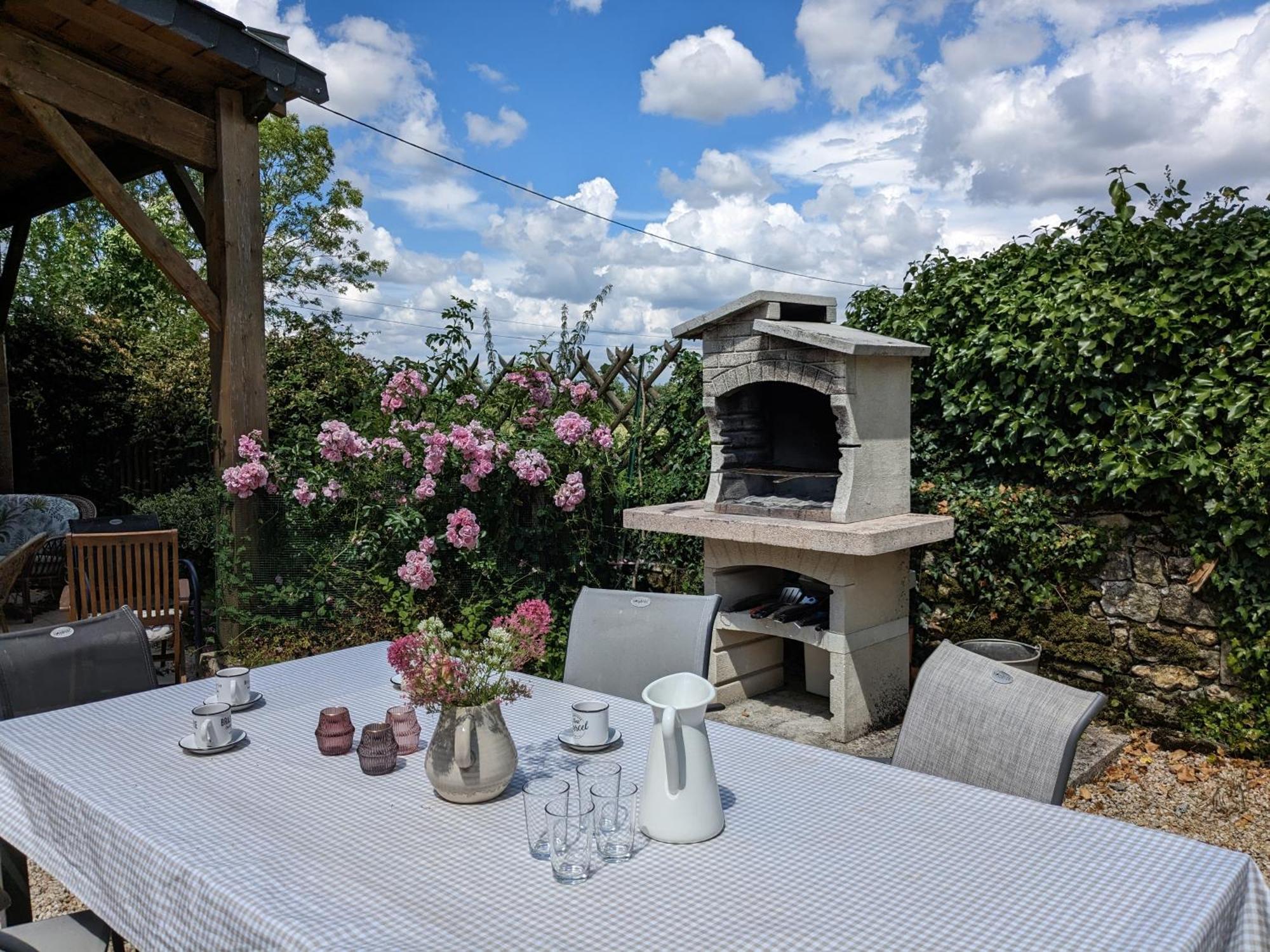 3 Self-Contained Gites With Pool And Games Room Saint-Georges-de-Noisné المظهر الخارجي الصورة