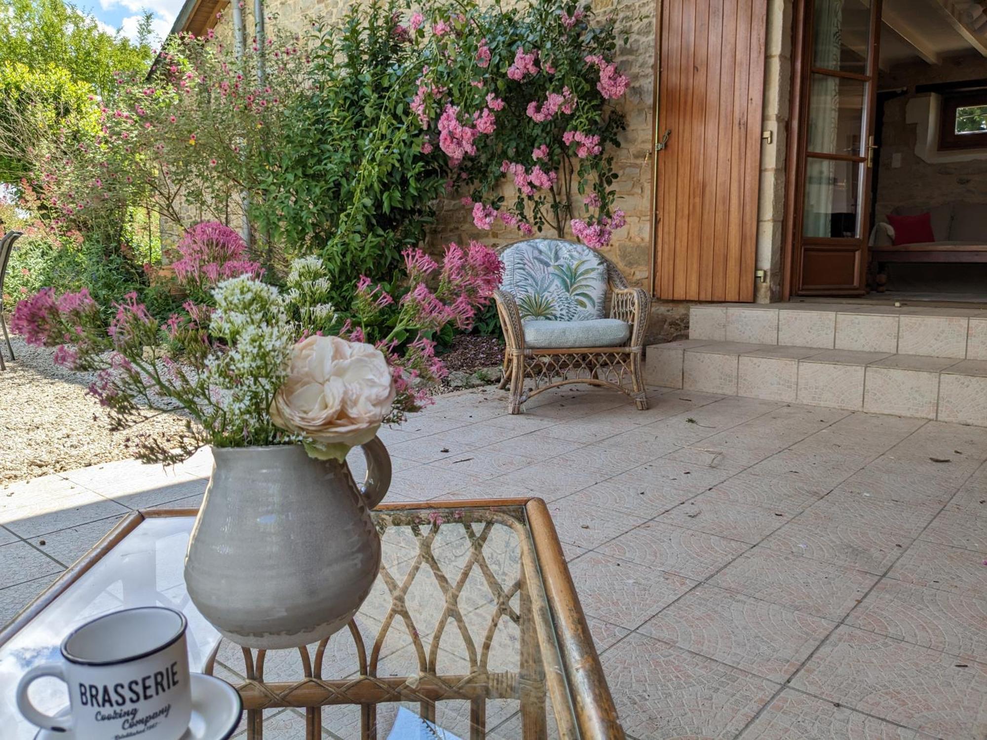 3 Self-Contained Gites With Pool And Games Room Saint-Georges-de-Noisné المظهر الخارجي الصورة